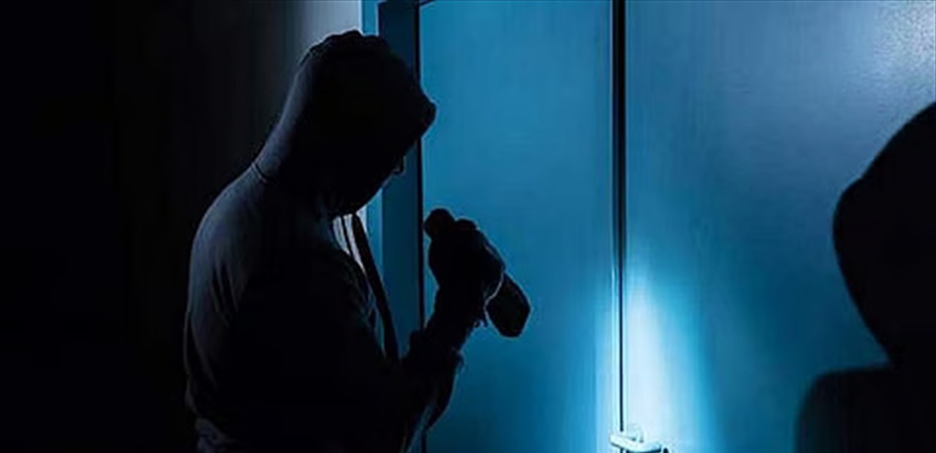 ممثل شهير جدًا من بين ضحاياهم… القبض على عصابة تسرق منازل فاخرة