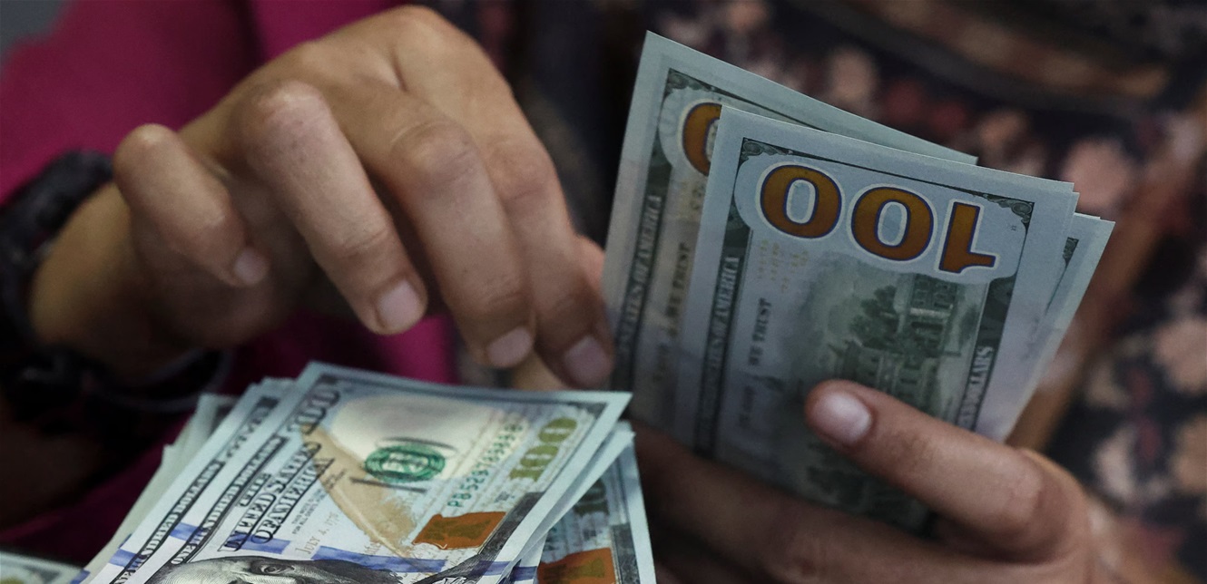 الدولار يتذبذب وسط تحوّل المستثمرين إلى الملاذات الآمنة